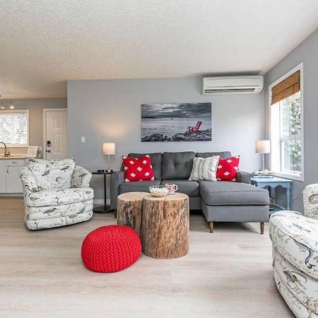 Lovely 2 Bedroom Suite Steps From The Beach ビクトリア エクステリア 写真