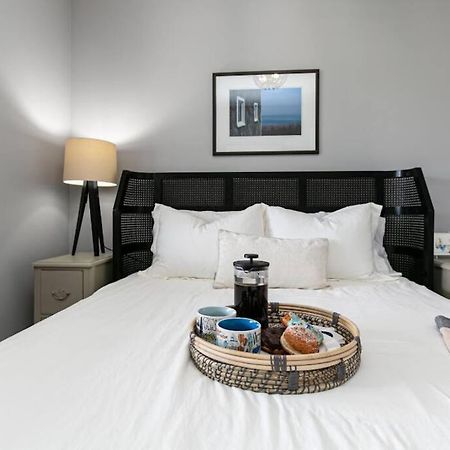 Lovely 2 Bedroom Suite Steps From The Beach ビクトリア エクステリア 写真