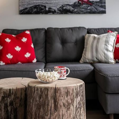 Lovely 2 Bedroom Suite Steps From The Beach ビクトリア エクステリア 写真