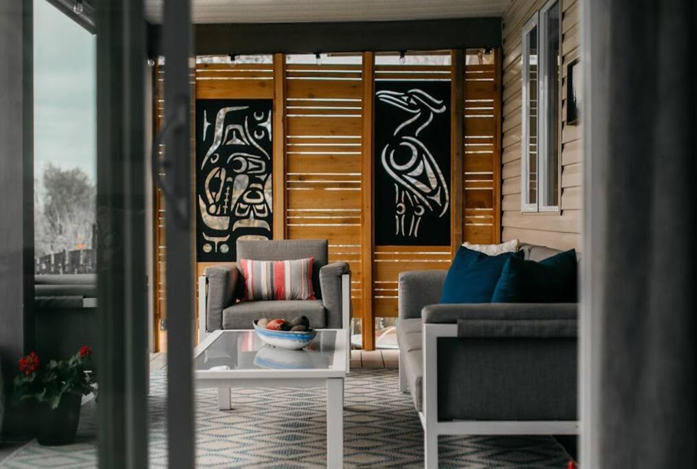 Lovely 2 Bedroom Suite Steps From The Beach ビクトリア エクステリア 写真