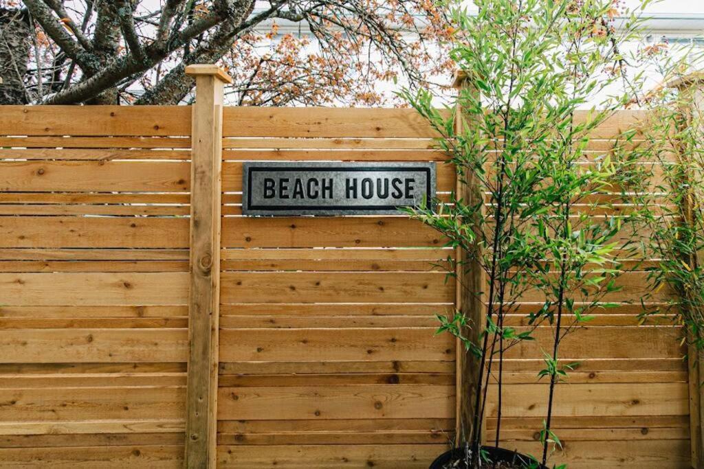 Lovely 2 Bedroom Suite Steps From The Beach ビクトリア エクステリア 写真
