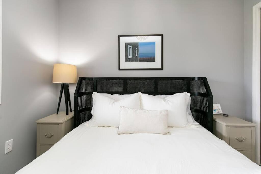 Lovely 2 Bedroom Suite Steps From The Beach ビクトリア エクステリア 写真