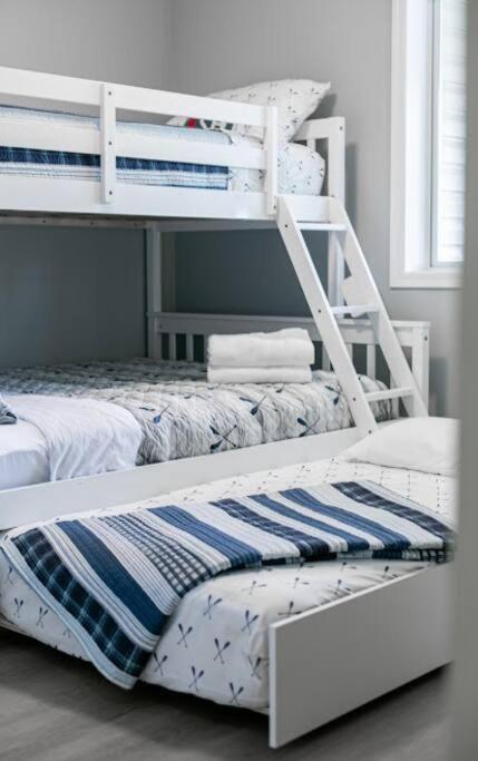 Lovely 2 Bedroom Suite Steps From The Beach ビクトリア エクステリア 写真