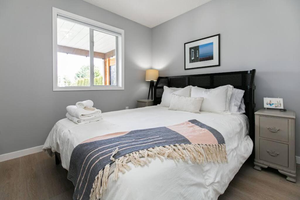 Lovely 2 Bedroom Suite Steps From The Beach ビクトリア エクステリア 写真