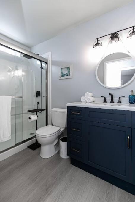 Lovely 2 Bedroom Suite Steps From The Beach ビクトリア エクステリア 写真