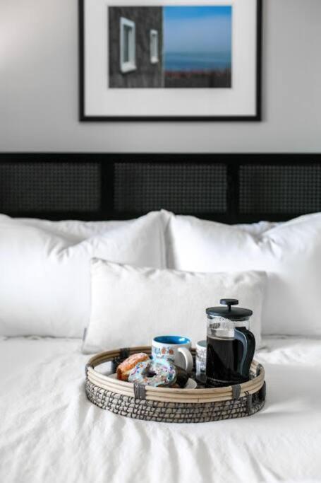 Lovely 2 Bedroom Suite Steps From The Beach ビクトリア エクステリア 写真