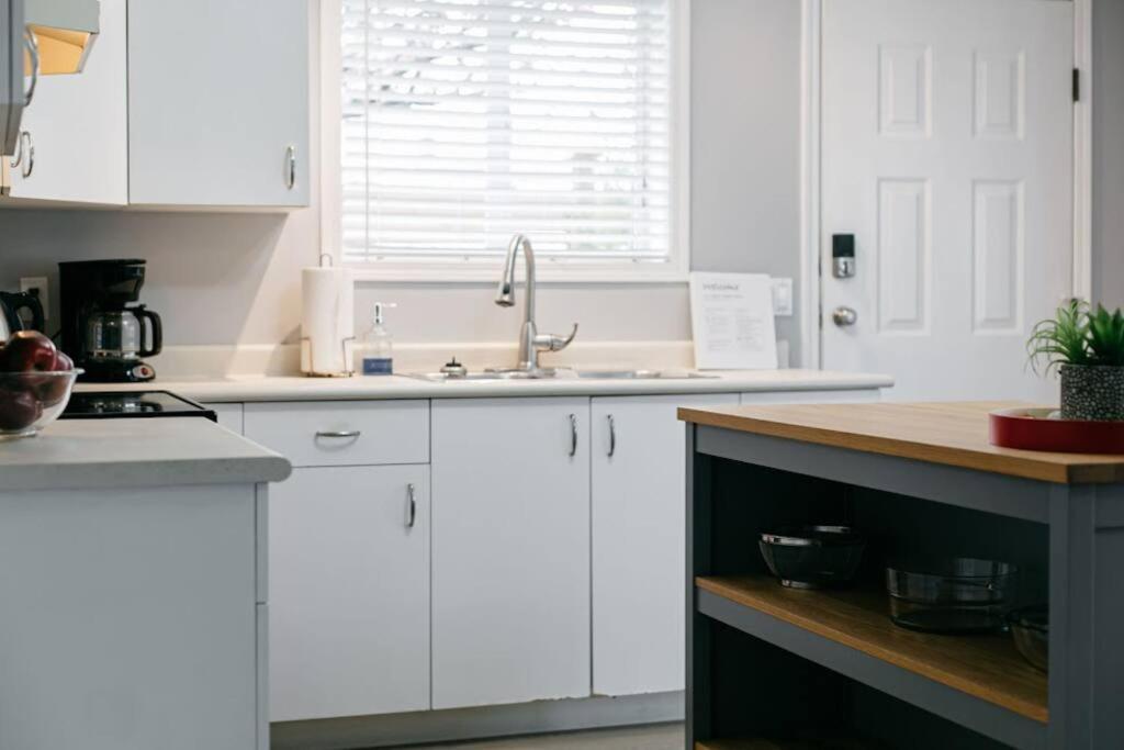 Lovely 2 Bedroom Suite Steps From The Beach ビクトリア エクステリア 写真