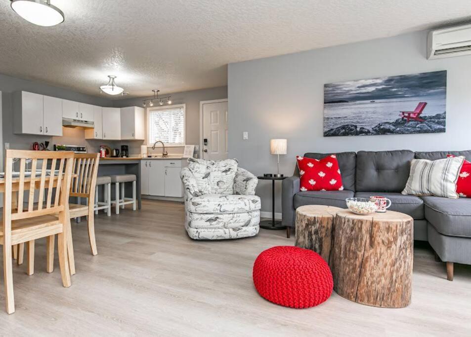 Lovely 2 Bedroom Suite Steps From The Beach ビクトリア エクステリア 写真