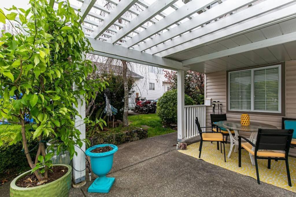 Lovely 2 Bedroom Suite Steps From The Beach ビクトリア エクステリア 写真