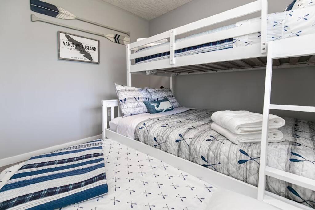 Lovely 2 Bedroom Suite Steps From The Beach ビクトリア エクステリア 写真