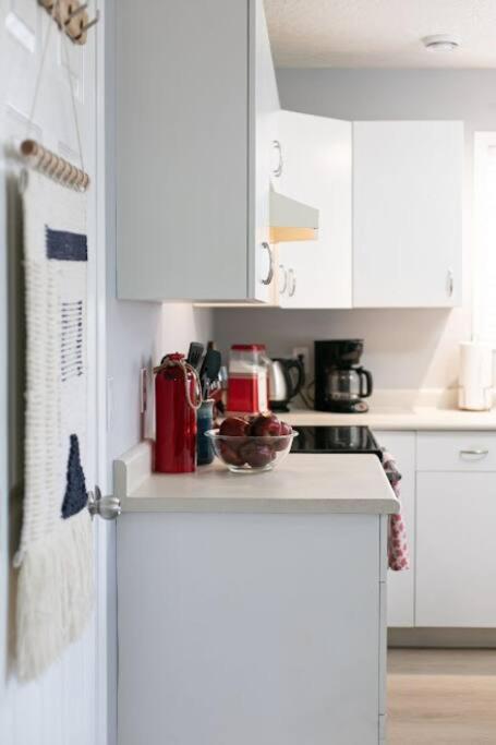 Lovely 2 Bedroom Suite Steps From The Beach ビクトリア エクステリア 写真