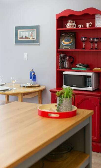 Lovely 2 Bedroom Suite Steps From The Beach ビクトリア エクステリア 写真