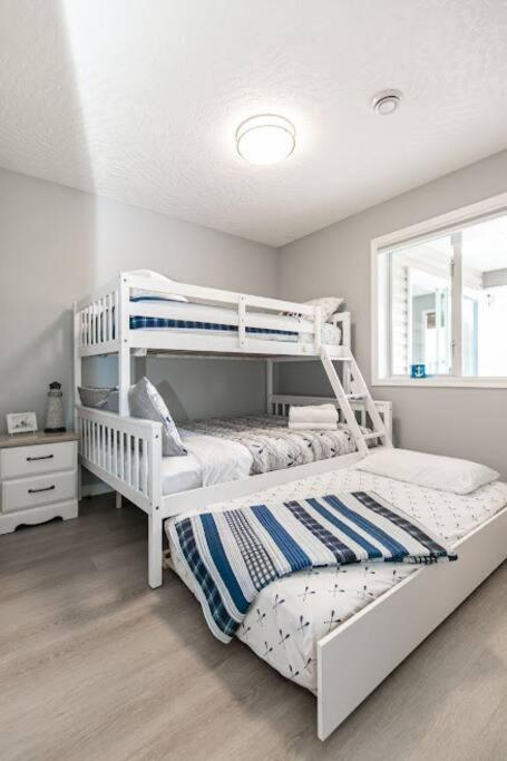 Lovely 2 Bedroom Suite Steps From The Beach ビクトリア エクステリア 写真