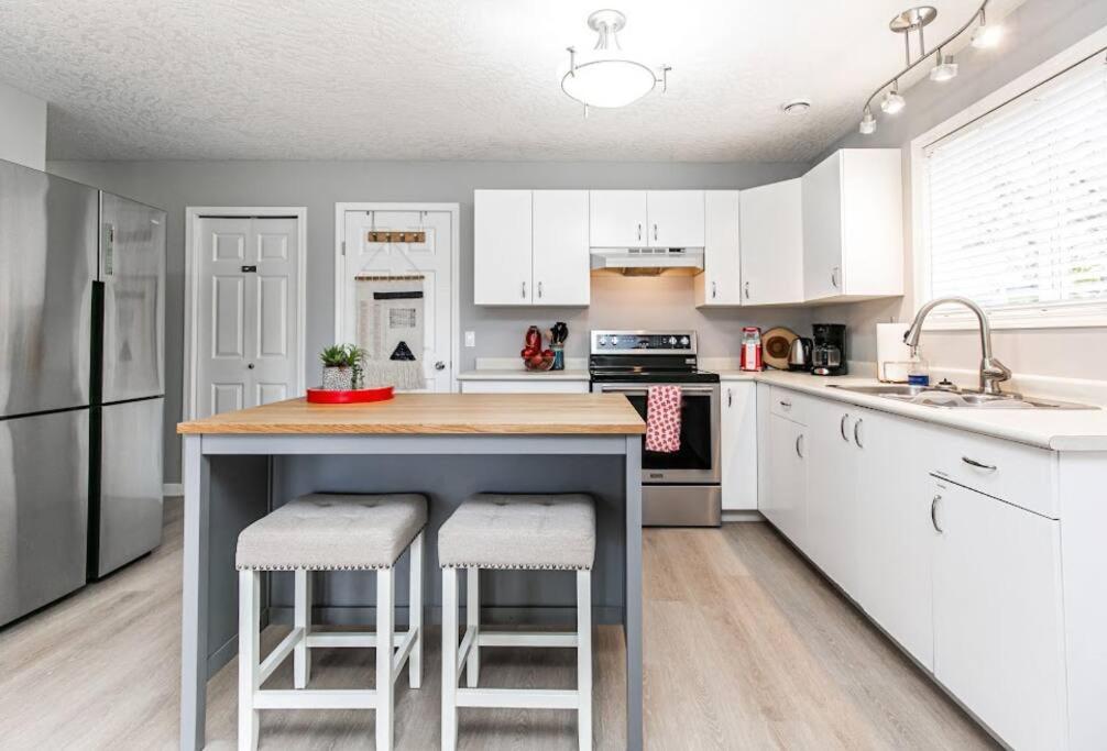 Lovely 2 Bedroom Suite Steps From The Beach ビクトリア エクステリア 写真
