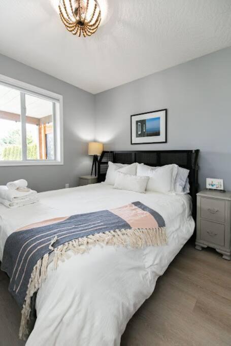 Lovely 2 Bedroom Suite Steps From The Beach ビクトリア エクステリア 写真