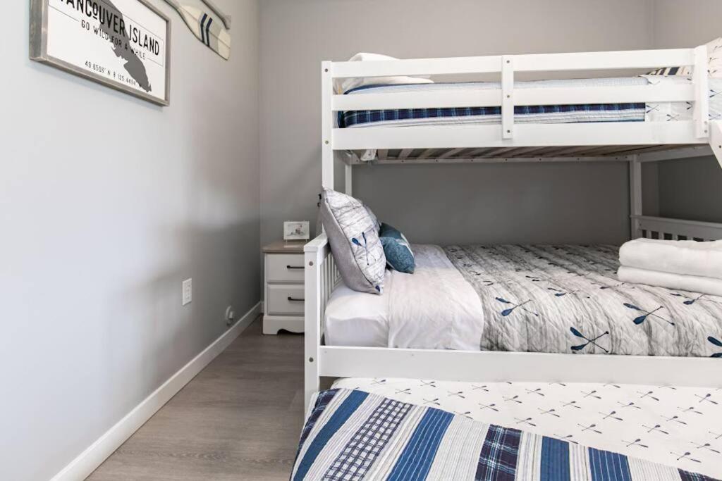 Lovely 2 Bedroom Suite Steps From The Beach ビクトリア エクステリア 写真
