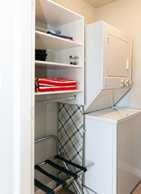 Lovely 2 Bedroom Suite Steps From The Beach ビクトリア エクステリア 写真