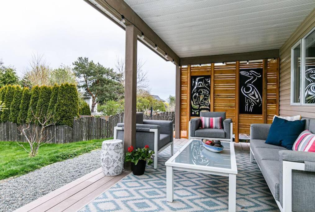 Lovely 2 Bedroom Suite Steps From The Beach ビクトリア エクステリア 写真