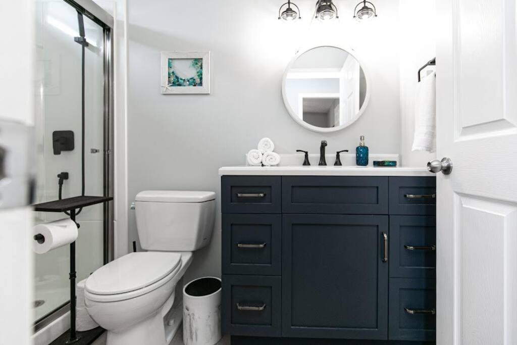 Lovely 2 Bedroom Suite Steps From The Beach ビクトリア エクステリア 写真