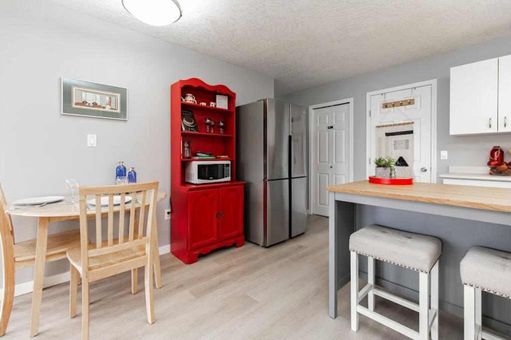 Lovely 2 Bedroom Suite Steps From The Beach ビクトリア エクステリア 写真
