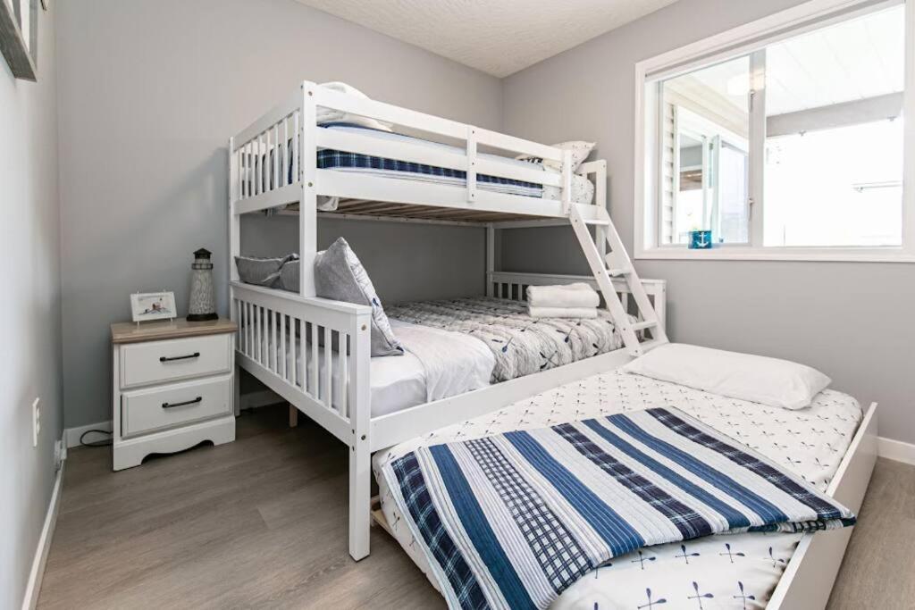 Lovely 2 Bedroom Suite Steps From The Beach ビクトリア エクステリア 写真