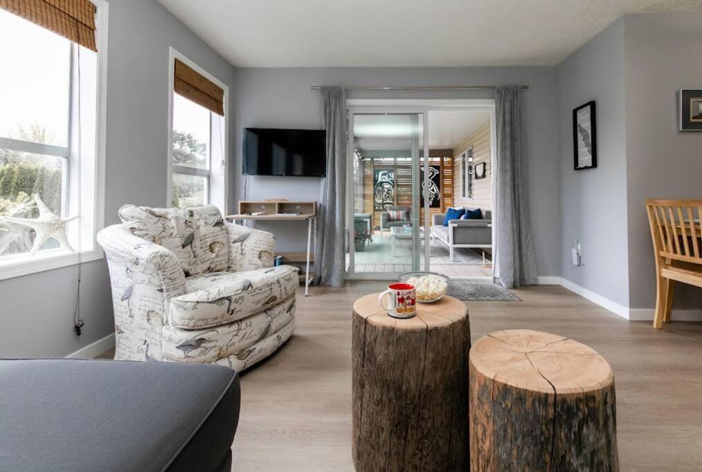 Lovely 2 Bedroom Suite Steps From The Beach ビクトリア エクステリア 写真