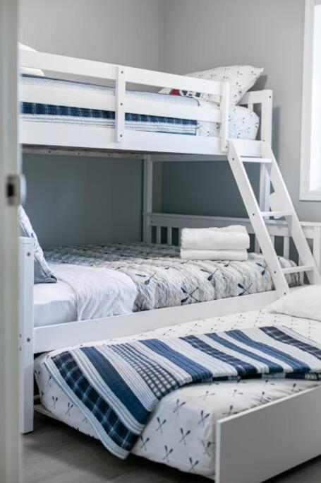 Lovely 2 Bedroom Suite Steps From The Beach ビクトリア エクステリア 写真