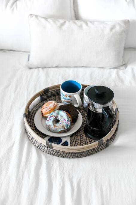Lovely 2 Bedroom Suite Steps From The Beach ビクトリア エクステリア 写真