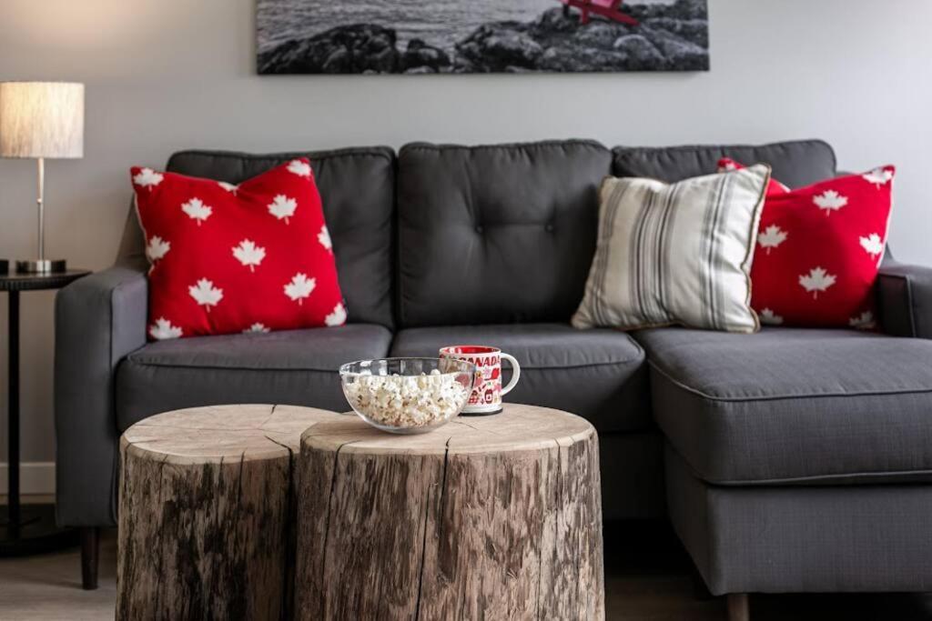 Lovely 2 Bedroom Suite Steps From The Beach ビクトリア エクステリア 写真